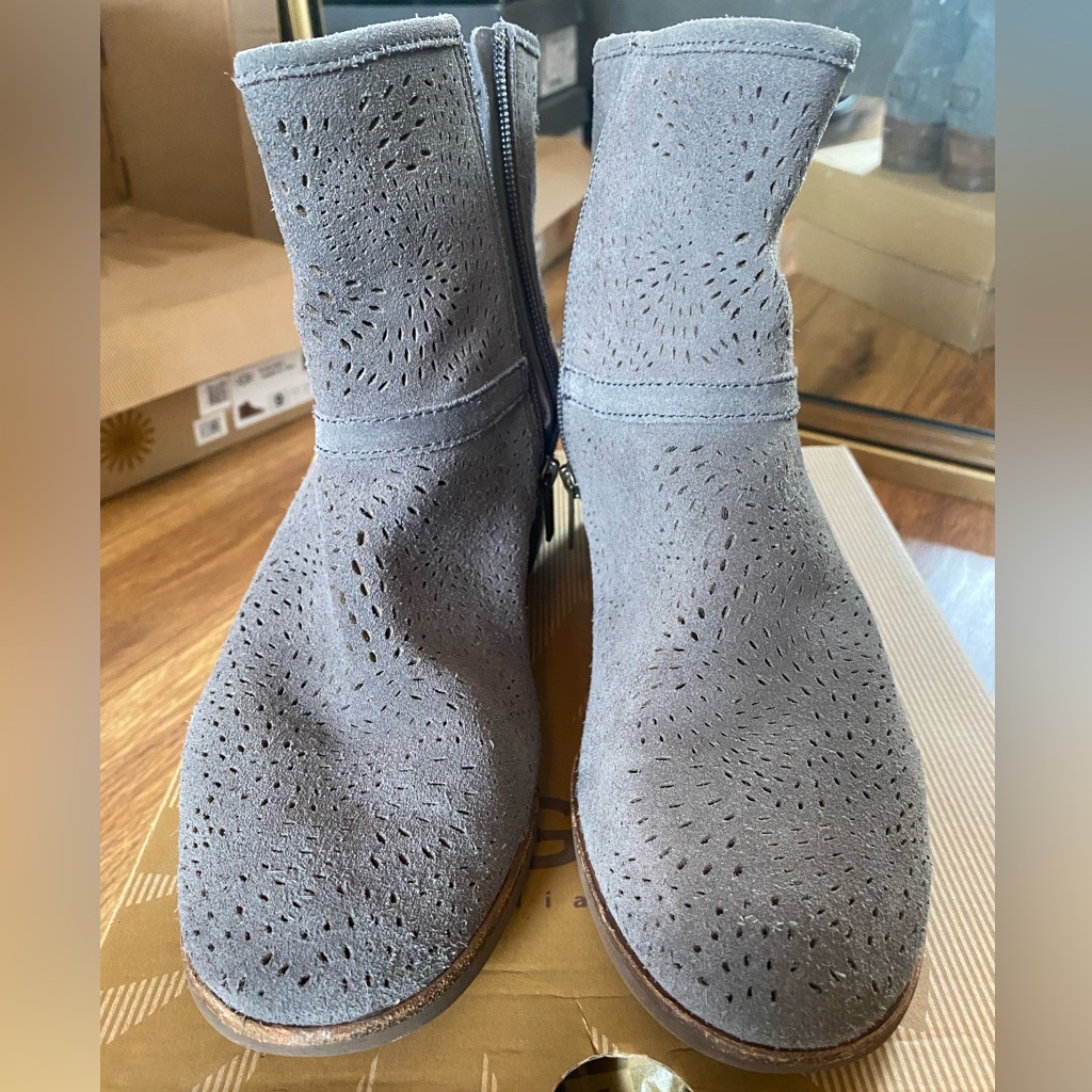Ugg Gray Boot Size 9